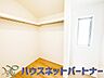 収納：ウォークインクローゼットのメリットは、衣類の他、バッグやアクセサリーなど、身につけるものを一部屋に集めて管理できること。必要なときに見つけやすいです。