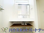 大きく見やすい三面鏡で清潔感ある洗面台は、身だしなみチェックや肌のお手入れに最適です。何かと物が増える場所だからこそ、スッキリと見映えの良い空間に拵えました。
