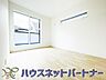 寝室：バルコニーに直接出入りできるお部屋です。ちょっと外の空気を吸いたい時や、ベランダでミニガーデニングなども楽しめそうです。