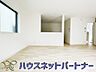 室内：明るく開放的なオープンキッチン。家族とのコミュニケーションが取りやすく、みんなの笑顔が溢れます。