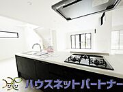 三口コンロで料理の幅を拡げてくれる使いやすいシステムキッチンを採用。洗い場も大きいので野菜や食器を洗ったりする際にも捗り、奥様の強い味方となってくれるはずです。