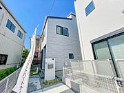 玄関の扉を開けるとそこは家族の待つお家。笑い声が聞こえてきそう。