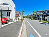 外観：前面道路の日当たりの良い明るいお家。