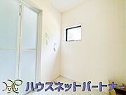 毎日使う洗濯機。しっかりと奥行きのある置き場が確保されています。