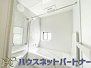 高級感溢れるカラーと大きさ・柔らかな曲線で構成された半身浴も楽しめるバスタブが心地よさをもたらします。