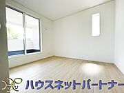 独立性を高めたお部屋。たっぷりの収納も配備しており、片付いた空間を現実出来そう。陽光も降り注ぐ明るく開放的な空間が魅力的。