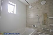 追い焚きで消費されるガス代（もしくは電気代）と、お湯張りの費用を比較したところ、追い焚きがほぼ半額の値に。家計に優しい機能であることがわかります。