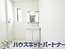 洗面：大きく見やすい三面鏡で清潔感ある洗面台は、身だしなみチェックや肌のお手入れに最適です。何かと物が増える場所だからこそ、スッキリと見映えの良い空間に拵えました。
