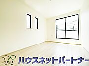 明るい窓のあるお部屋は子供部屋にぴったり。可愛い家具で素敵なお部屋に。