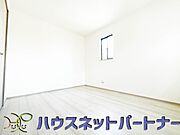 独立性を高めたお部屋。たっぷりの収納も配備しており、片付いた空間を現実出来そう。陽光も降り注ぐ明るく開放的な空間が魅力的。