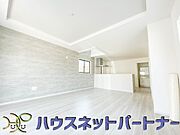 リビングは、食事スペースと寛げる場所設けてもまだ余裕の広さ。明るい光が照らしてくれます。