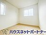 子供部屋：明るい窓のあるお部屋は子供部屋にぴったり。可愛い家具で素敵なお部屋に。