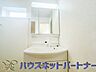 洗面：大きく見やすい三面鏡で清潔感ある洗面台は、身だしなみチェックや肌のお手入れに最適です。何かと物が増える場所だからこそ、スッキリと見映えの良い空間に拵えました。