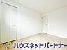洋室：柔らかな日差しが入る洋室は落ち着いた雰囲気のお部屋です。ベッドを置いてゆったりと心も体も休まるお部屋へ。