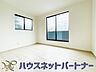 寝室：バルコニーに直接出入りできるお部屋です。ちょっと外の空気を吸いたい時や、ベランダでミニガーデニングなども楽しめそうです。