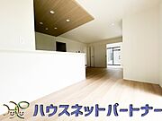 リビングは、食事スペースと寛げる場所設けてもまだ余裕の広さ。明るい光が照らしてくれます。