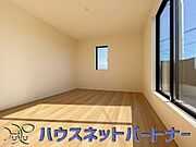 バルコニーに直接出入りできるお部屋です。ちょっと外の空気を吸いたい時や、ベランダでミニガーデニングなども楽しめそうです。