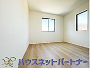 2面窓のある風通しの良いお部屋は心も体も元気にしてくれます。自分だけのお部屋作りを楽しんでみては。