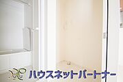 毎日使う洗濯機。しっかりと奥行きのある置き場が確保されています。
