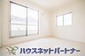 室内：陽光が降り注ぐ明るく開放的な空間が魅力的。