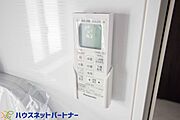 浴室乾燥機。冬場にはヒヤッとしないように暖房機能、梅雨の時期には乾燥等、機能的で清潔感溢れる浴室。快適・清潔な空間で心も体もオフになる時間を楽しむことが可能です。