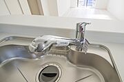同仕様：【一体型浄水器】一つの蛇口で「原水（水道水）」「シャワー」「浄水」を切り替えられる、浄水器を内蔵した混合水栓です。浄水は、水栓本体の首部分に付属のカートリッジをセットして使用します。