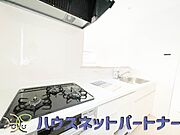 三口コンロで料理の幅を拡げてくれる使いやすいシステムキッチンを採用。洗い場も大きいので野菜や食器を洗ったりする際にも捗り、奥様の強い味方となってくれるはずです。