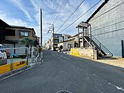前面道路の日当たりの良い明るいお家。