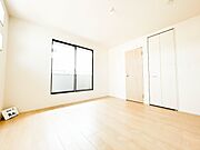壁面クローゼットのメリットは、衣類が横一列に並ぶためひと目で洋服が選びやすいこと。衣類をたくさんお持ちの方も、限られたスペース内に無理なく収納することができます。