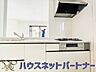 室内：キッチン吊戸棚を無くす事によって、コミュニケーションを重視した設計に致しました。区画によって変わる一体感を、実際にご覧になって頂けましたらと思います。 