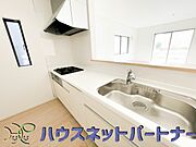カウンターキッチンなら、リビングで遊ぶ子供の様子を見ながら料理ができるので安心です。料理を運んでもらったり、子供にお手伝いしてもらいやすいのもいいですね♪