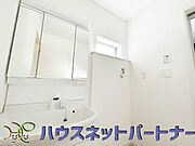 洗面室のある脱衣所は広々。脱いだお洋服をそのままお洗濯。