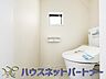 トイレ：小窓を設置する事により明るく、通気性の良いトイレとなっております。中はゆとりのある大きさを確保しておりますので、ゆったりとお使い頂けます。 