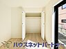 収納：壁面クローゼットのメリットは、衣類が横一列に並ぶためひと目で洋服が選びやすいこと。衣類をたくさんお持ちの方も、限られたスペース内に無理なく収納することができます。