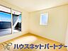 子供部屋：柔らかな光り差し込む家族に優しい洋室は子供部屋にぴったり。
