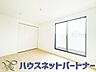 寝室：ベッドを置いて主寝室をイメージ。それでも広々してますね。