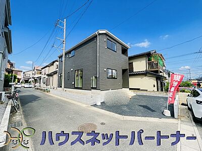 外観:堂々たる趣ながら、主張し過ぎずどこか余裕を感じさせるシャープなフォルムで佇む邸宅は、晴天の空と照らし合わせる事で、本来あるべき完成形の姿を見せてくれます。 外観:堂々たる趣ながら、主張し過ぎずどこか余裕を感じさせるシャープなフォルムで佇む邸宅は、晴天の空と照らし合わせる事で、本来あるべき完成形の姿を見せてくれます。
