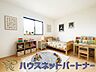 子供部屋：柔らかな光り差し込む家族に優しい洋室は子供部屋にぴったり。※家具はイメージです