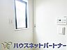 室内：毎日使う洗濯機。しっかりと奥行きのある置き場が確保されています。
