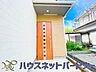 玄関：上質感漂う玄関へのアプローチ。居住者の帰り、訪れる方を優しく迎える・安らぎに満ちた生活空間を予感させる。健やかな暮らしを楽しめそう。