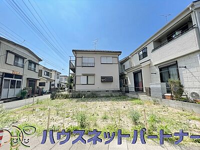 外観：堂々たる趣ながら、主張し過ぎずどこか余裕を感じさせるシャープなフォルムで佇む邸宅は、晴天の空と照らし合わせる事で、本来あるべき完成形の姿を見せてくれます。
