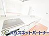 キッチン：カウンターキッチンは広くて収納力もあるので、快適に料理をすることができます。食器や炊事用具を手の届くところに配置しやすいため調理もスピーディーです。