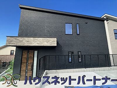 外観:堂々たる趣ながら、主張し過ぎずどこか余裕を感じさせるシャープなフォルムで佇む邸宅は、晴天の空と照らし合わせる事で、本来あるべき完成形の姿を見せてくれます。 外観:堂々たる趣ながら、主張し過ぎずどこか余裕を感じさせるシャープなフォルムで佇む邸宅は、晴天の空と照らし合わせる事で、本来あるべき完成形の姿を見せてくれます。