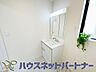 洗面：大きく見やすい三面鏡で清潔感ある洗面台は、身だしなみチェックや肌のお手入れに最適です。何かと物が増える場所だからこそ、スッキリと見映えの良い空間に拵えました。