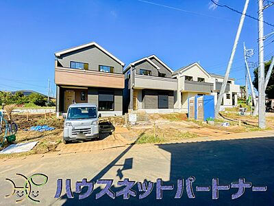 外観：堂々たる趣ながら、主張し過ぎずどこか余裕を感じさせるシャープなフォルムで佇む邸宅は、晴天の空と照らし合わせる事で、本来あるべき完成形の姿を見せてくれます。