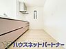 キッチン：カウンターキッチンは広くて収納力もあるので、快適に料理をすることができます。食器や炊事用具を手の届くところに配置しやすいため調理もスピーディーです。