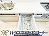 キッチン：ビルトイン食器洗乾燥機完備。家事のお手伝いをしてくれる奥様の味方です。食器を洗っている間にお掃除など、様々なシーンで家事の時短に役立つ食洗機。省スペースのビルトインタイプを採用致しました。