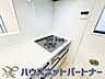 キッチン：三口コンロで料理の幅を拡げてくれる使いやすいシステムキッチンを採用。洗い場も大きいので野菜や食器を洗ったりする際にも捗り、奥様の強い味方となってくれるはずです。