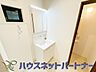 洗面：大きく見やすい三面鏡で清潔感ある洗面台は、身だしなみチェックや肌のお手入れに最適です。何かと物が増える場所だからこそ、スッキリと見映えの良い空間に拵えました。