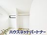 収納：壁面クローゼットのメリットは、衣類が横一列に並ぶためひと目で洋服が選びやすいこと。衣類をたくさんお持ちの方も、限られたスペース内に無理なく収納することができます。